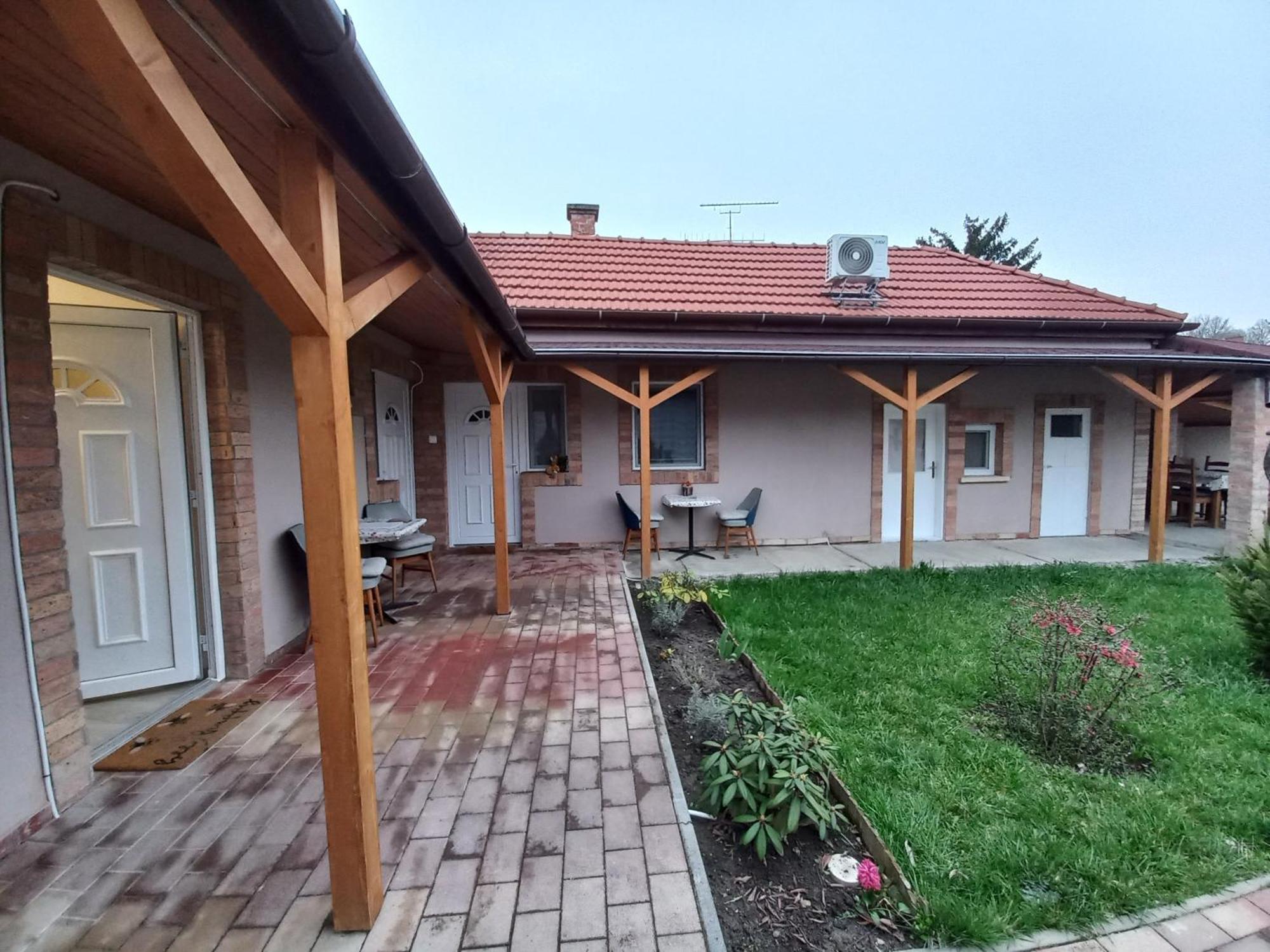גיולה Ilona Apartman מראה חיצוני תמונה