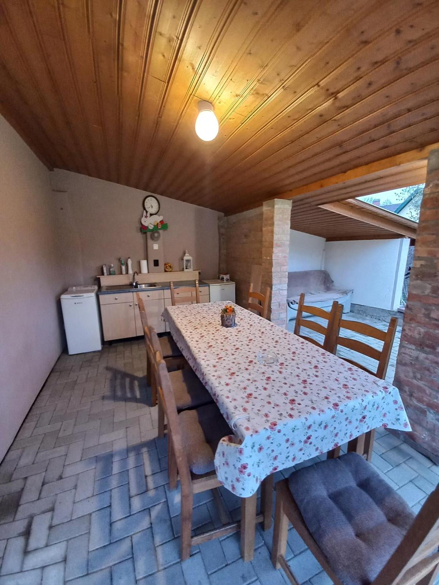 גיולה Ilona Apartman מראה חיצוני תמונה
